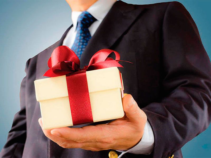 Как правильно дарить подарки сотрудникам, партнерам и клиентам.